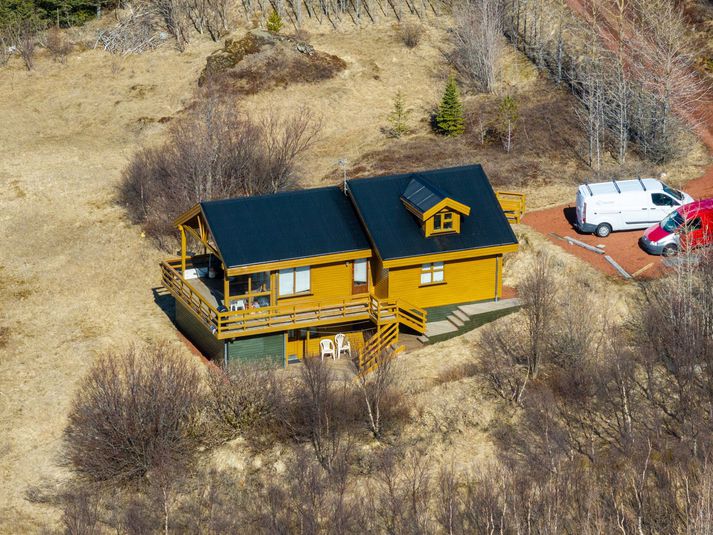 Greint var frá því um helgina að fjórir voru úrskurðaðir í gæsluvarðhald eftir að maður fannst látinn í sumarhúsi í uppsveitum Árnessýslu á laugardaginn. 