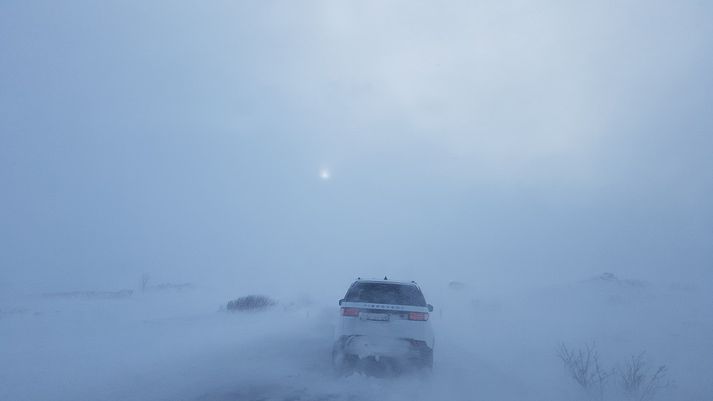 Frá aðstæðum í þjóðgarðinum á Þingvöllum í dag en stormur hefur geisað á Suður-og Suðausturlandi með tilheyrandi ófærð í landshlutunum.