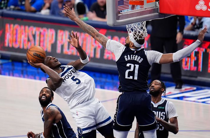 Anthony Edwards skorar eina af körfum sínum með tilþrifum en leikmenn Dallas Mavericks ná ekki að stoppa hann þrátt fyrir góða tilraun.