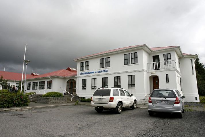 Í niðurstöðu héraðsdóms segir að verklagið hafi allt verið ákveðið í höfuðstöðvum lögreglunnar á Selfossi áður en vaktin hófst. Lengi hefði tíðkast að "kæla“ ódæla menn niður með því að aka þeim nokkurn spöl frá skemmtanasvæði.Fréttablaðið/pjetur