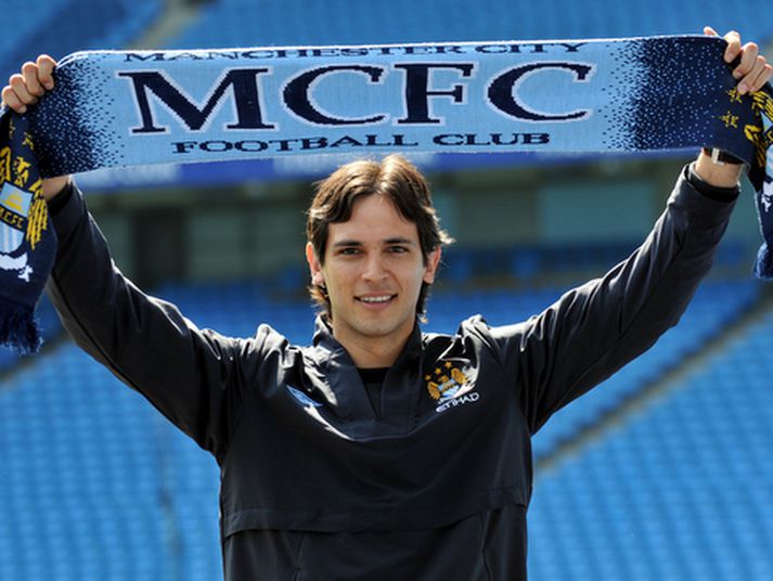 Roque Santa Cruz fagnar því að vera kominn til Manchester City.