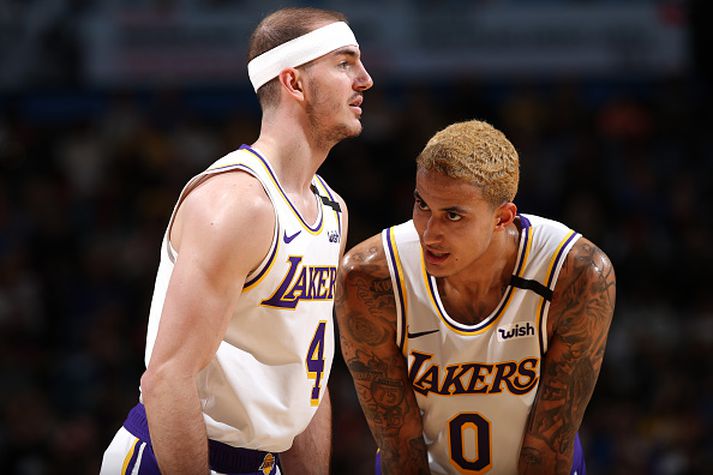 Kyle Kuzma og Alex Caruso ræða málin í nótt.