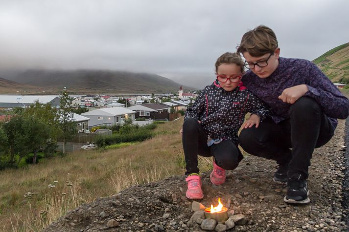 Íbúar á Siglufirði kveiktu á kertum til minningar um stúlkuna í gærkvöldi.