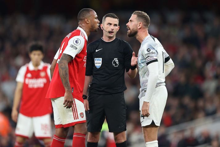 Dómarinn Michael Oliver mættur til að ræða við þá Gabriel og Jordan Henderson sem skiptust á orðum í leik Arsenal og Liverpool 9. október.