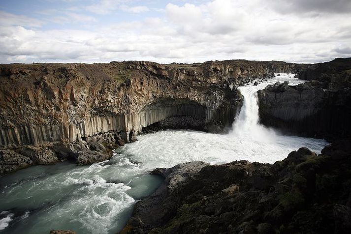 Fossinn er í Bárðardal og umkringdur stuðlabergi. Hann er um 20 metra hár.