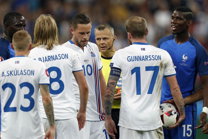 Paul Pogba talar hér við íslensku landsliðsstrákanna.