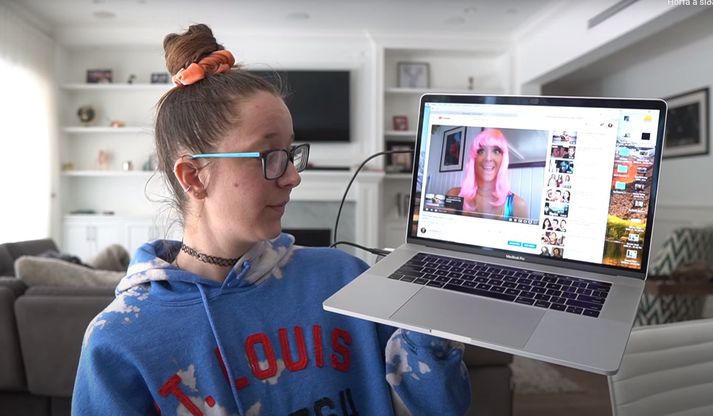 Jenna Marbles sýnir hér myndbandið sem hún sér eftir að hafa gert.