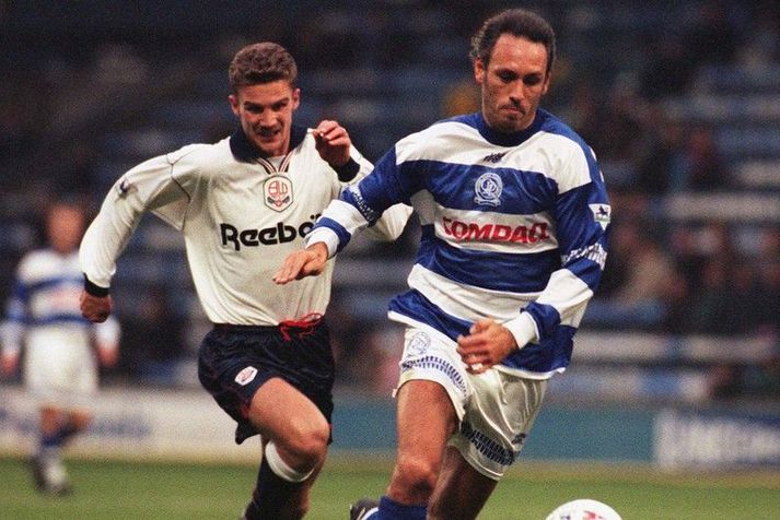 Guðni Bergsson á hælum Danny Dichio, leikmanns QPR, í þessum sögulega leik á Loftus Road fyrir tæpum 24 árum síðan.