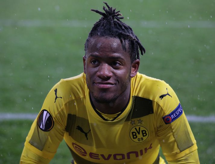 Batshuayi horfir hér svekktur upp í stúku eftir leikinn. Ekki með úrslitin heldur með áhorfendur.