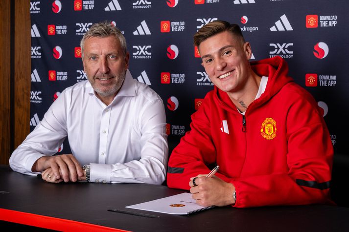 Jason Wilcox sést hér með Benjamin Sesko þegar Slóveninn var kynntur sem nýr leikmaður Manchester United.