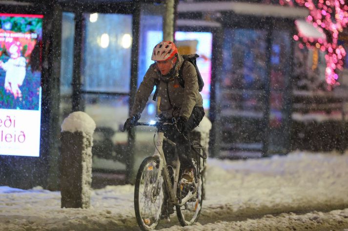 Hjólreiðafólk lætur snókoman ekki stöðva sig. 
