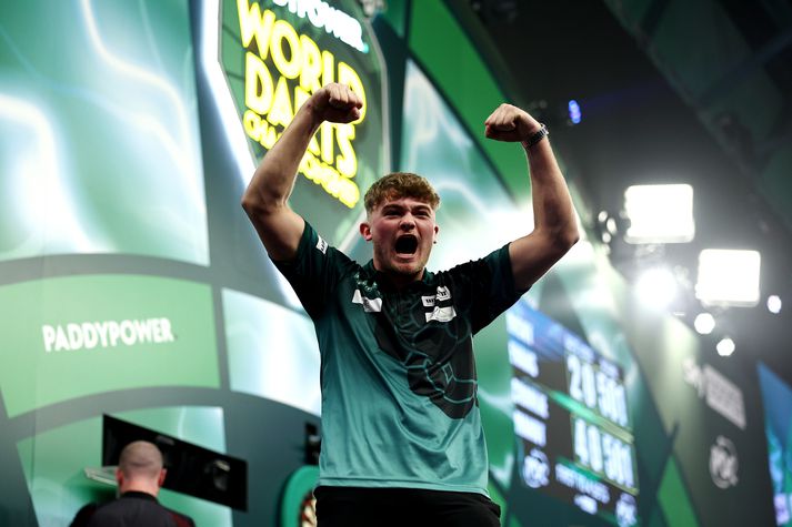 Hinn tvítugi Charlie Manby fagnar sigri sínum á Ricky Evans í dag.