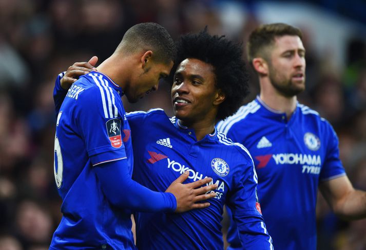 Ruben Loftus-Cheek fagnar marki sínu ásamt Willian og Gary Cahill.