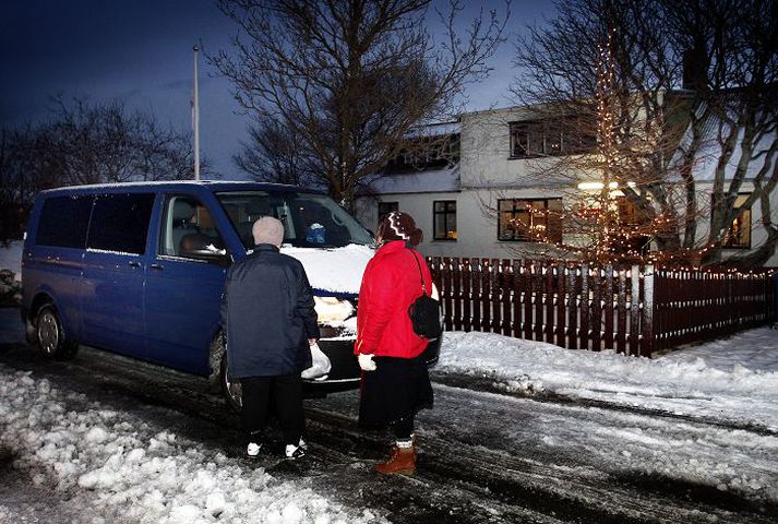 Borgarverðir sækja konurnar klukkan 10 á morgnana. Hér eru tvær þeirra að búast til ferðar.