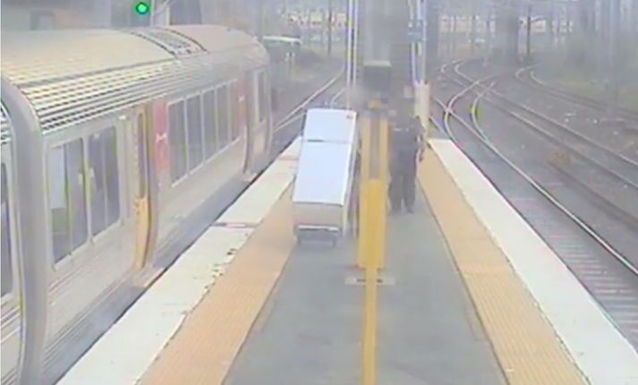 Maðurinn var sektaður fyrir að reyna að flytja ísskáp í lest og var sendur á brott með ísskápinn.