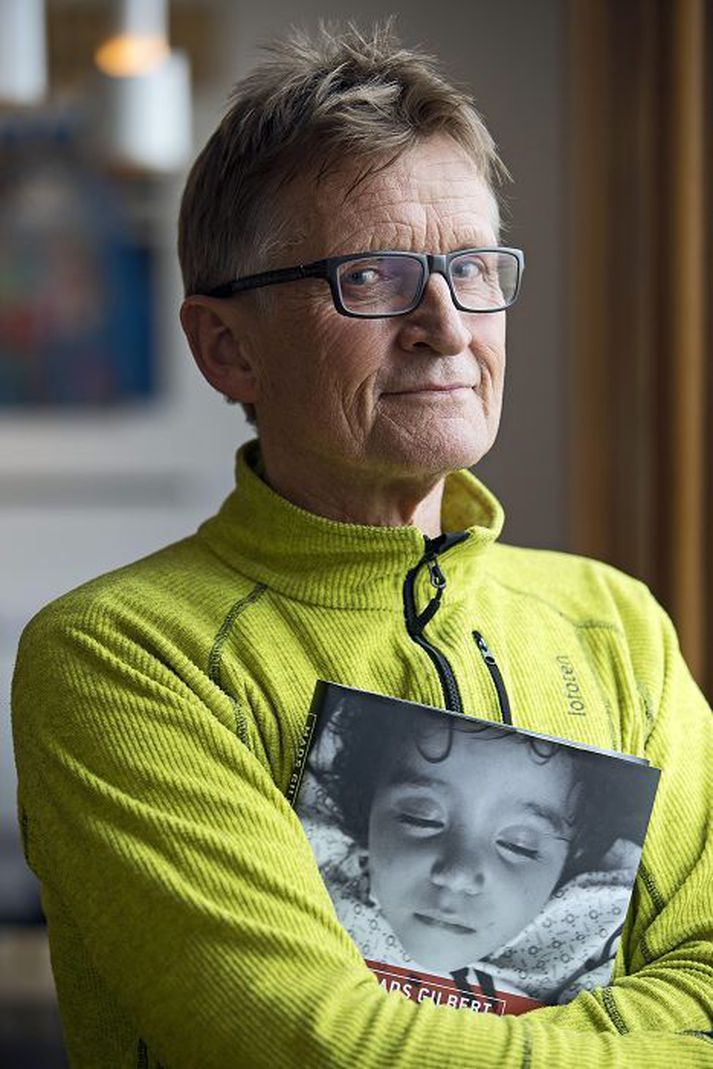 Mads Gilbert með nýútkomna bók sína, Nótt á Gasa, þar sem hann skýrir frá atburðum síðasta sumars þegar hann stóð vaktina á Shifa-sjúkrahúsinu á Gasa meðan sprengjurnar féllu í gríð og erg á fólkið í kring.
fréttablaðið/stefán