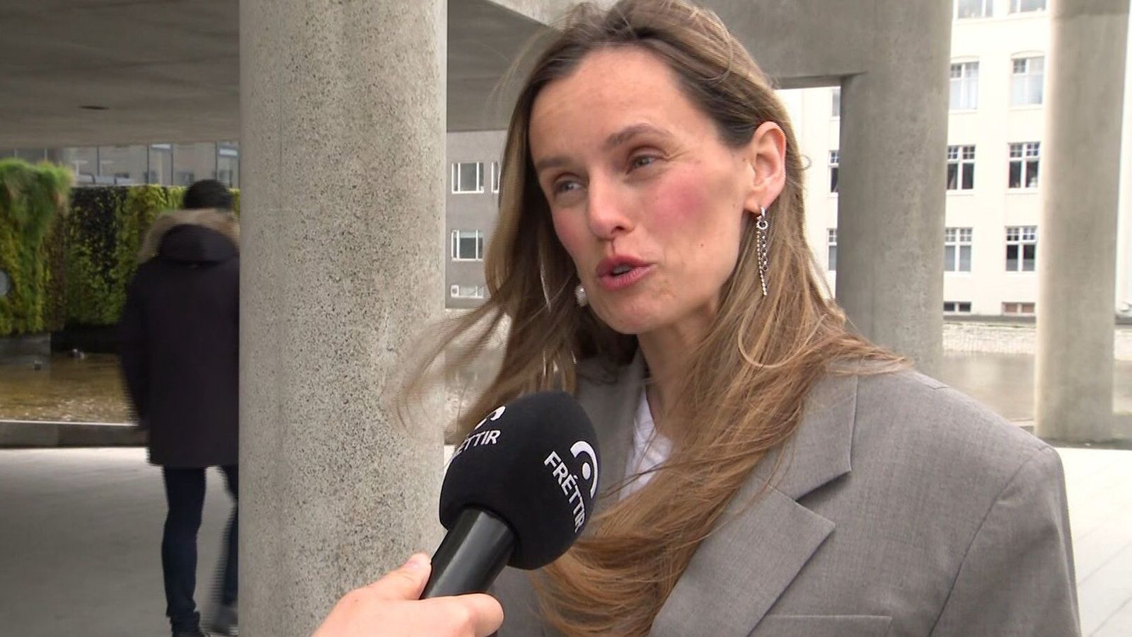 Boðar frekari niður­skurð