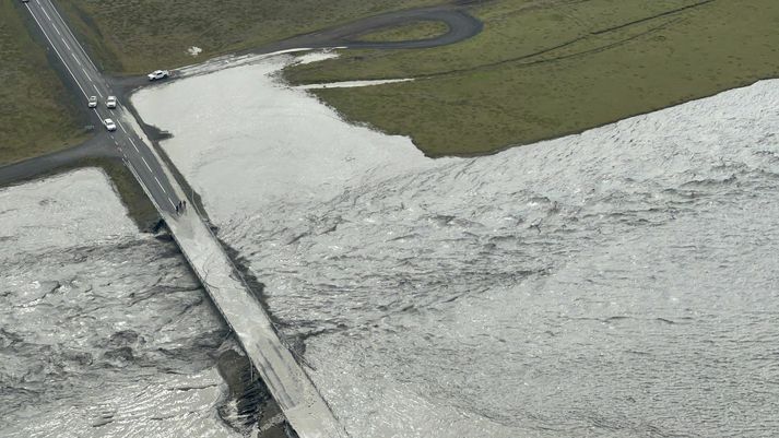 Skálmarbrú eftir jökulhlaupið í dag. 