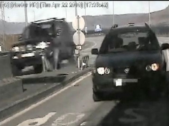 Maðurinn ók radar niður og litlu mátti muna að han hefði kastast í næsta bíl.