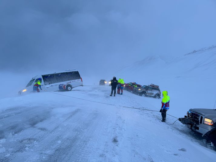 Björgunarsveitir að störfum á Fróðárheiði á Snæfellsnesi.