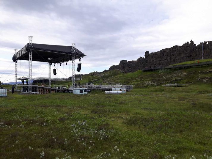 Settur hefur verið upp hátíðarpallur við Lögberg vegna fundarins.