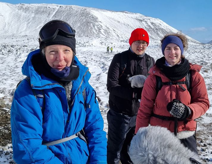 Svava, Brian og Rannveig gengu að eldgosinu í dag. Það er fyrsta skiptið sem Brian og Rannveig berja eldgos augum.