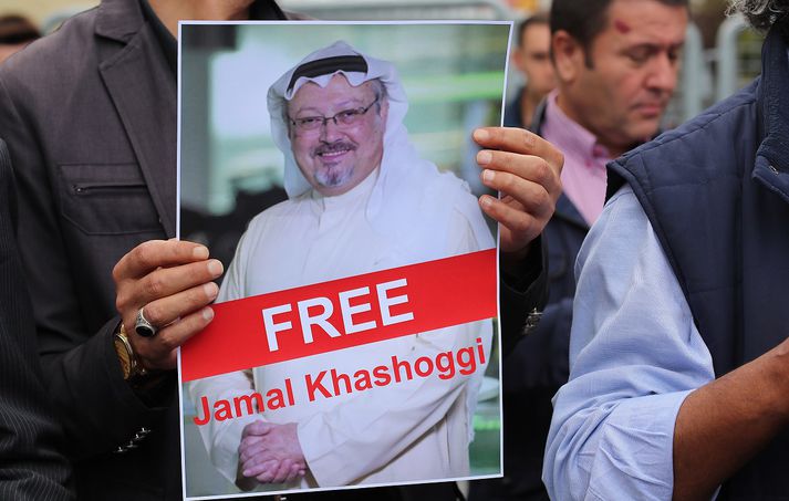 Mótmælandi krefst frelsis Jamals Khashoggi fyrir utan ræðismannsskrifstofu Sádí-Arabíu í Istanbúl. Talið er að hann hafi verið myrtur þar í síðustu viku.