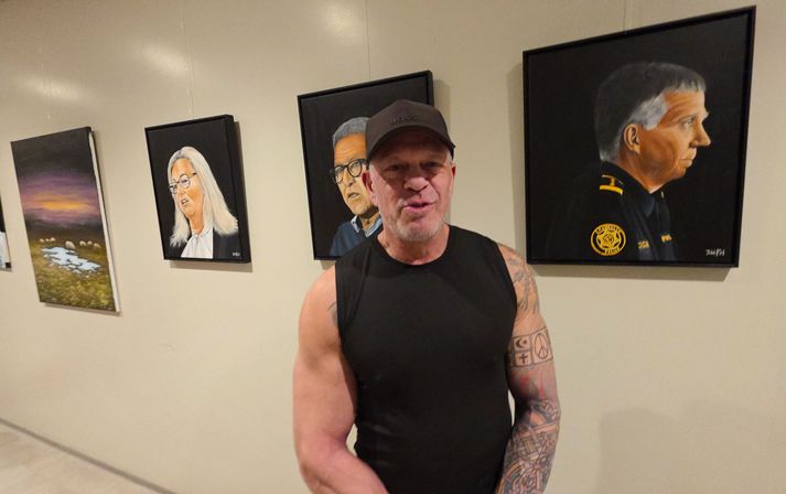 Jói Fel listamaður, bakari og matreiðslumaður, sem heitir fullu nafni Jóhannes Felixson og er með málverkasýningu þessa dagana á veggjum Sundhallar Selfoss.