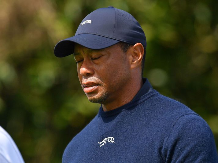 Tiger Woods átti erfitt uppdráttar í gær eftir að hann spilaði 23 holur á föstudaginn. 