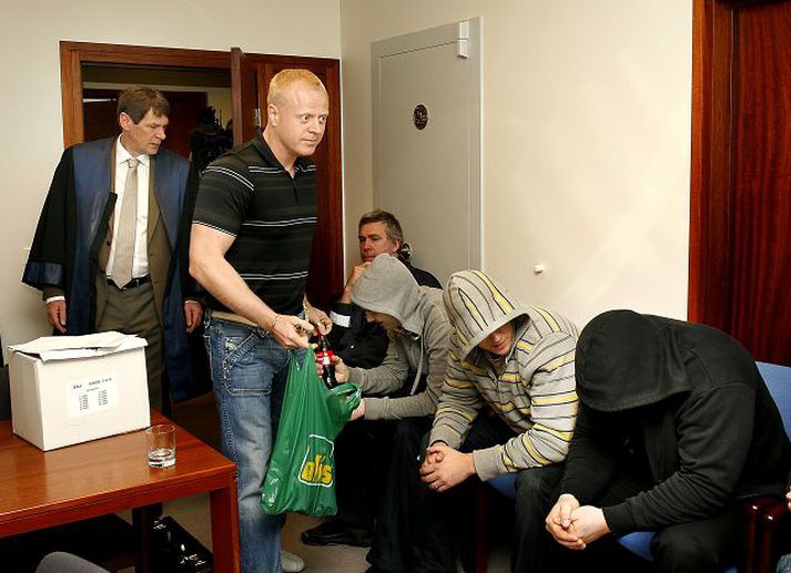 Sekir eða saklausir? Annþór mætti í dómsal hlaðinn mat og veigum sem hann útdeildi til sumra hinna sakborninganna, sem allir huldu andlit sín fyrir myndavélalinsunum.