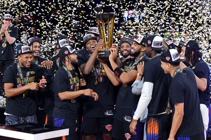 Leikmenn New York Knicks fagna með bikarinn í Las Vegas í nótt. Karl-Anthony Towns lyftir bikarnum og er mjög ánægður með lífið.