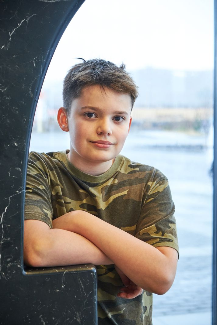 Edward hefur gaman af að synda og ljósmyndarinn smellti af honum mynd við Ásvallalaug í Hafnarfirði.