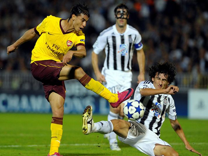 Savic í baráttu við Marouane Chamakh á síðustu leiktíð