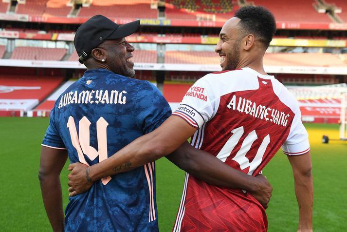 Pierre-Emerick Aubameyang með föður sínum á Emirates leikvanginum í gær eftir að gengið var frá nýjum samningi.