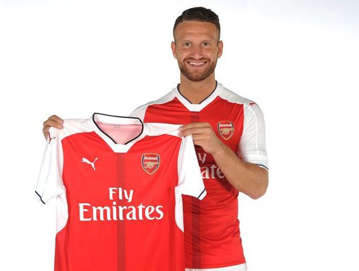 Mustafi virðist ánægður í Arsenal-búningnum.