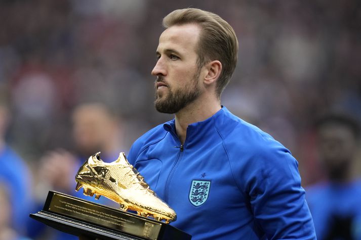 Harry Kane með gullskó sem hann fékk fyrir að vera orðinn markahæsti leikmaðurinn í sögu enska landsliðsins.