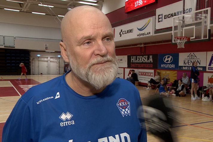 Pekka Salminen stýrir íslenska kvennalandsliðinu í fyrsta sinn í kvöld.