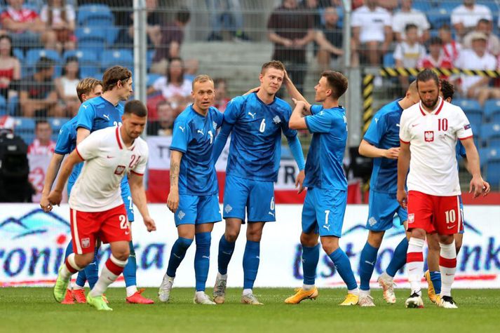 Íslenska liðið fagnar marki Brynjars Inga Bjarnasonar gegn Pólverjum í vináttulandsleik í júní. Liðin gerðu 2-2 jafntefli en mikil forföll voru í íslenska hópnum.