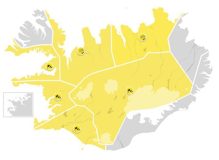 Gular viðvaranir eru í gildi víða á landinu á morgun.