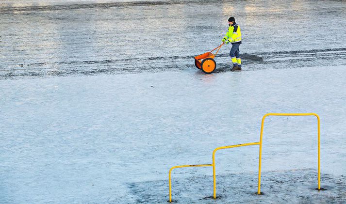 Á Vesturlandi er hálka og snjóþekja nánast á öllum leiðum.