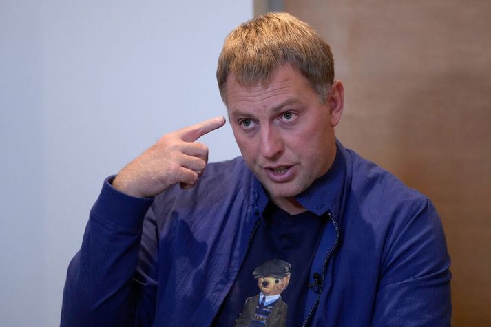 Vladímír Osetsjkin í viðtali við AP-fréttastofuna árið 2022. Hann flúði Rússland þegar stjórnvöld þar byrjuðu að þjarma að honum fyrir að afhjúpa illa meðferð á föngum í fangelsum landsins.