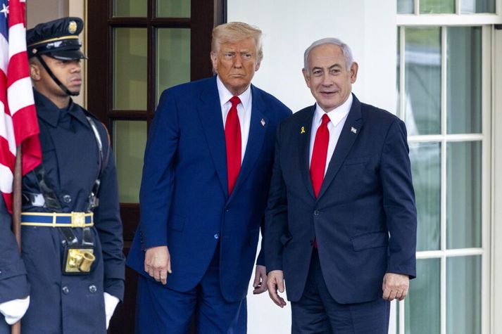 Donald Trump, forseti Bandaríkjanna, tók á móti Benjamín Netanjahú, forsætisráðherra Ísrael, fyrir utan Hvíta húsið.