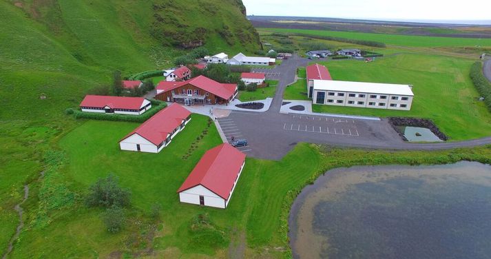 Hótel Katla stendur í landi Höfðabrekku og er í um fimm kílómetra fjarlægð frá Vík í Mýrdal.