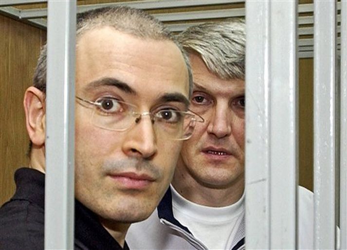Khodorkovsky sést hér vinstra megin á myndinni. Með honum á henni er Platon Lebedev en hann var líka ákærður fyrir sams konar glæpi.