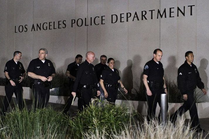 Lögreglan í Los Angeles. Yfirmenn á leið til blaðamannafundar. nordicphotos/AFP