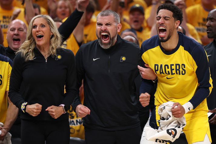 Jenny Boucek fagnar hér á bekknum ásamt stórstjörnu Indiana Pacers, Tyrese Haliburton, og aðstoðarþjálfaranum Mike Weinar. Indiana Pacers er 2-1 yfir í úrslitaeinvíginu á móti Oklahoma City Thunder.