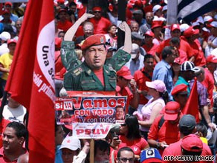 Mótmæli í Venesúela. Myndin á spjaldinu er af Chavez forseta.