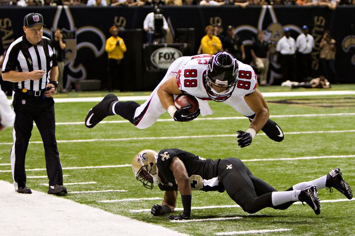 Þessi fínu tilþrif Tony Gonzalez dugðu ekki til sigurs gegn New Orleans.