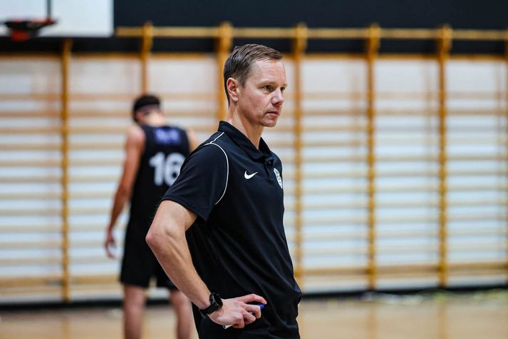 Jakob Örn Sigurðarson, þjálfari KR, fékk Lanaras til liðsins og sendi Davis heim eftir að hafa beðið heillengi eftir svörum frá Útlendingastofnun. KR-ingar bíða enn.