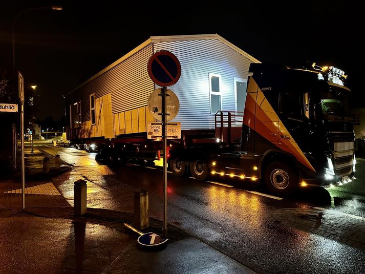 Húsið er nokkuð stórt og fjarlægja þurfti skilti vegna þessa. Á járnstubbinn keyrði bíll, en ökumaður bílsins hugðist smeygja sér fram hjá flutningabílnum.